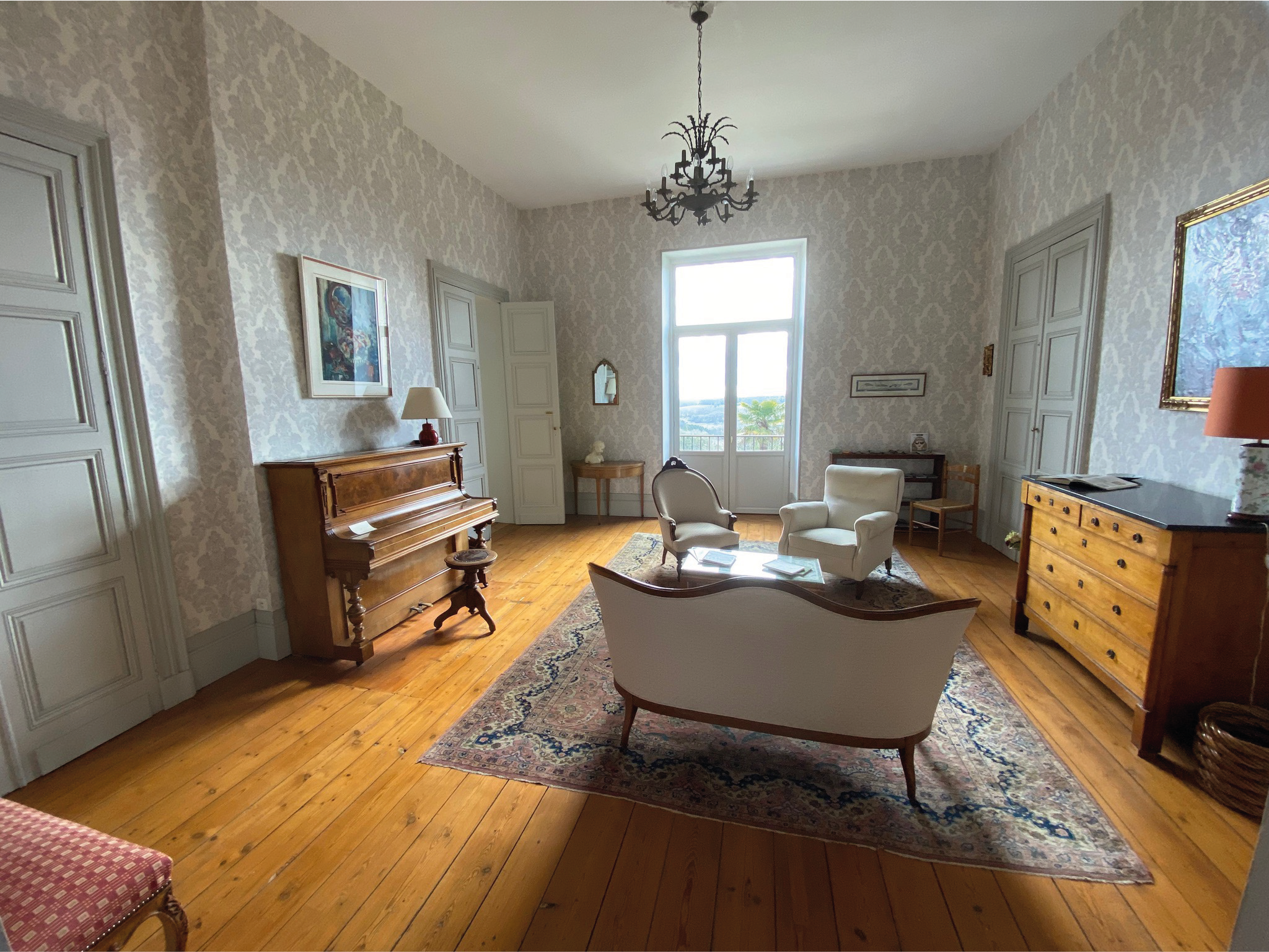 Salon avec piano • Domaine de Bernou